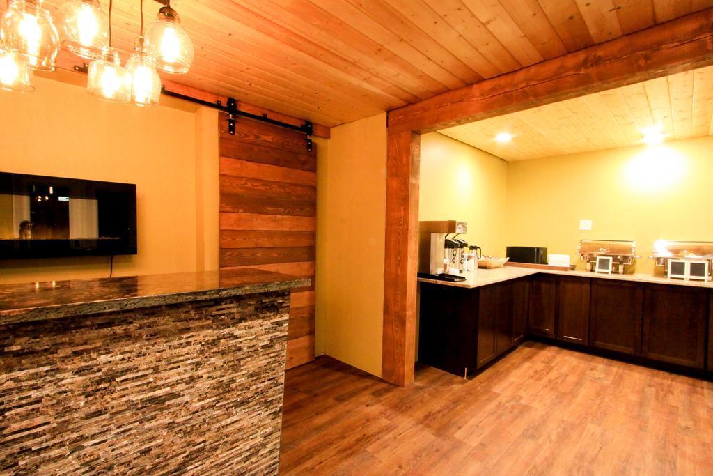 Crystal Springs Lodge Radium Hot Springs Dış mekan fotoğraf