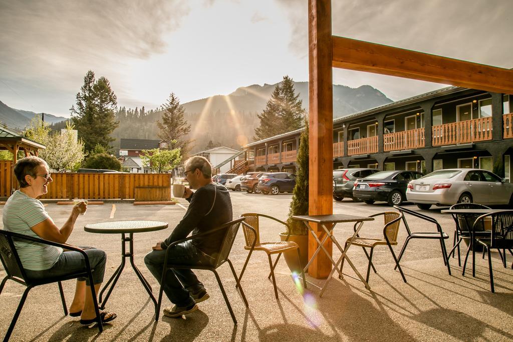 Crystal Springs Lodge Radium Hot Springs Dış mekan fotoğraf